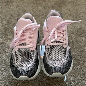 Women’s Nike Odyssey React 2 Flyknit Sneaker Size 7.5